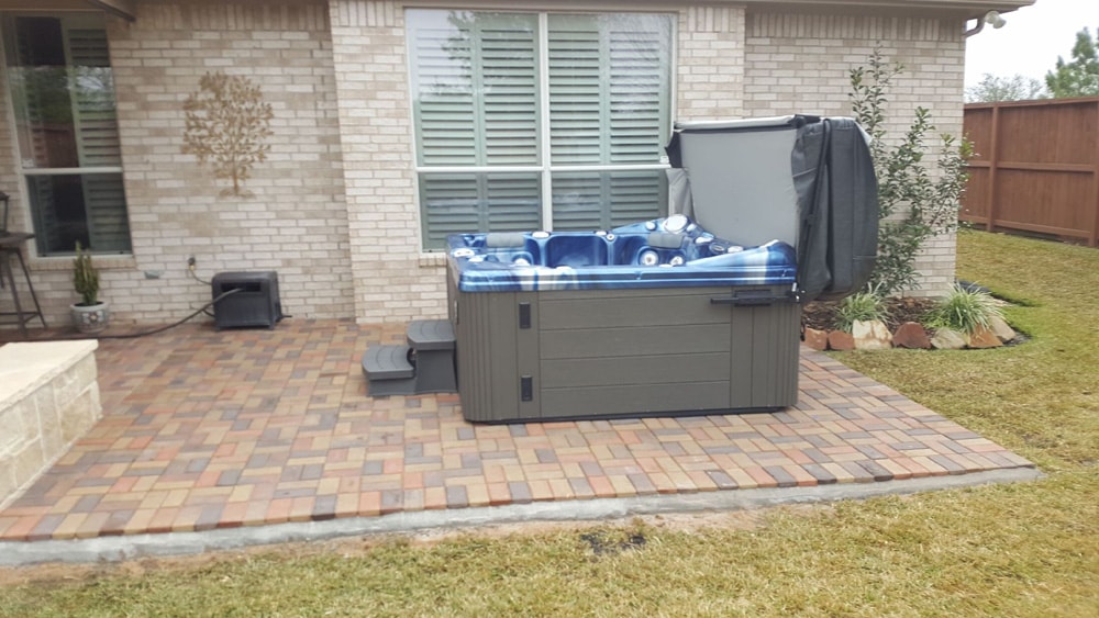 Hot-Tub-with-Cover-Lifter-min