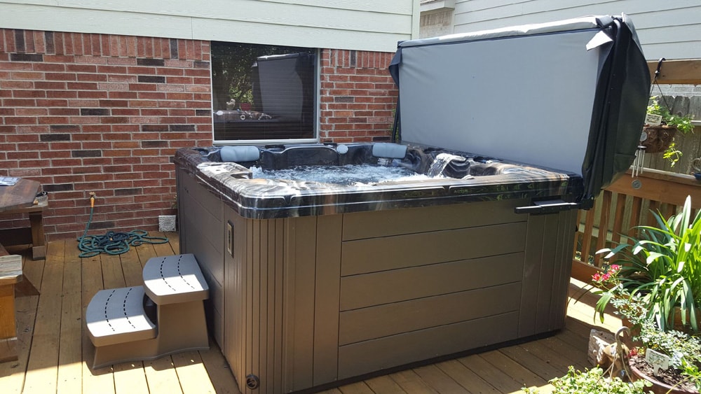 Hot-Tub-with-Cover-Steps-min