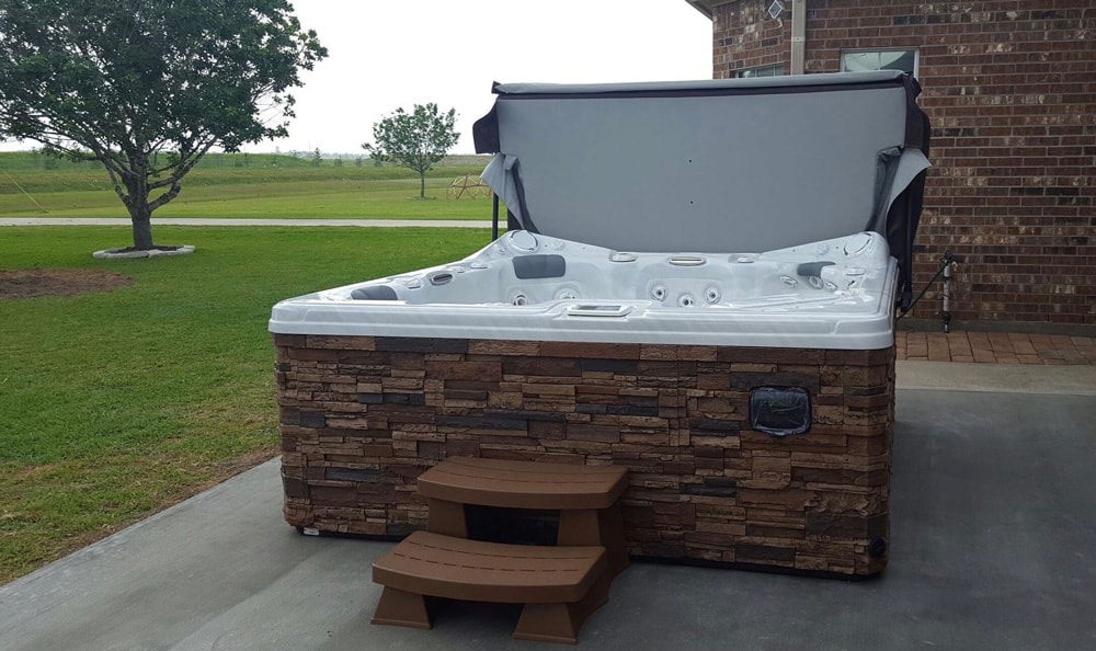 Hot-Tub-with-a-Cover-Lifter-min